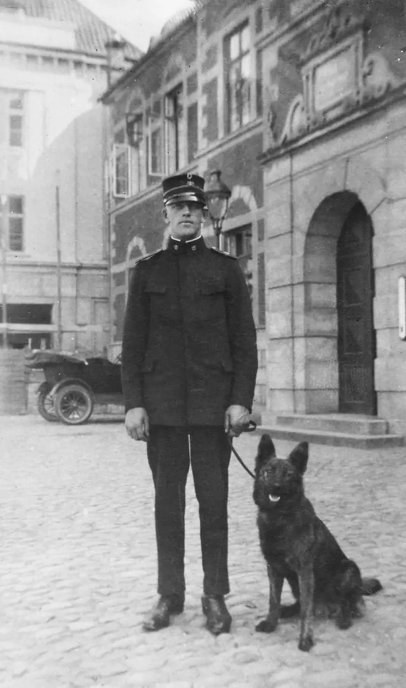 Thyge P. med hund ved rådhuset